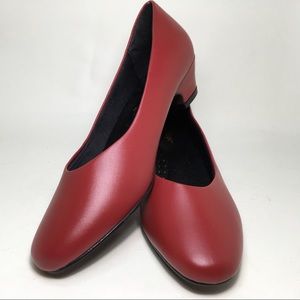 Women's 7.5M red low heel pumps